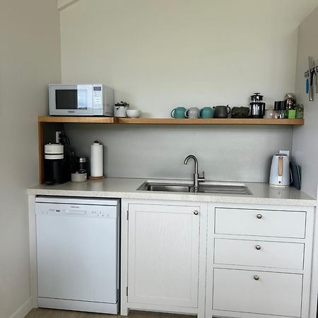 Purangi Waterfront Retreat - 2 Bedroom Cooks Beach المظهر الخارجي الصورة