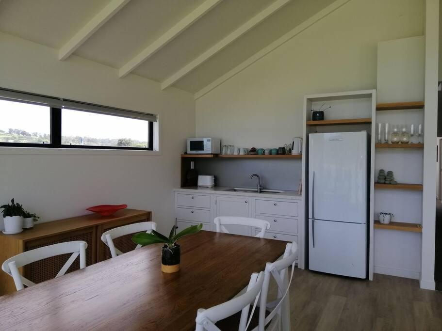 Purangi Waterfront Retreat - 2 Bedroom Cooks Beach المظهر الخارجي الصورة