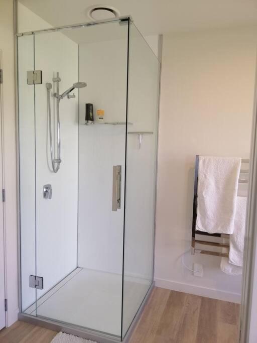 Purangi Waterfront Retreat - 2 Bedroom Cooks Beach المظهر الخارجي الصورة