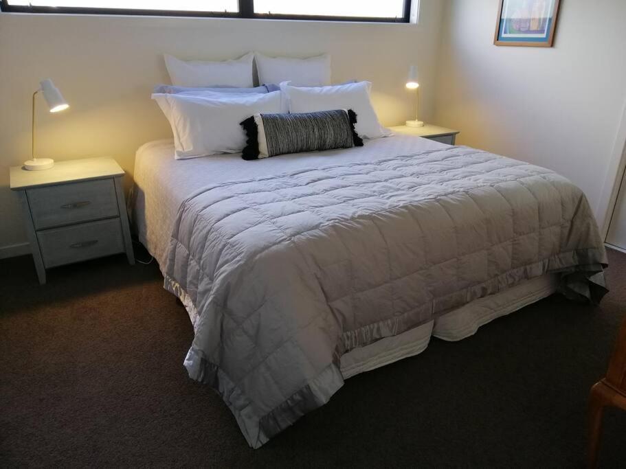 Purangi Waterfront Retreat - 2 Bedroom Cooks Beach المظهر الخارجي الصورة