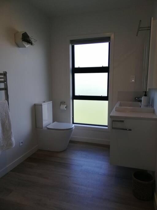 Purangi Waterfront Retreat - 2 Bedroom Cooks Beach المظهر الخارجي الصورة
