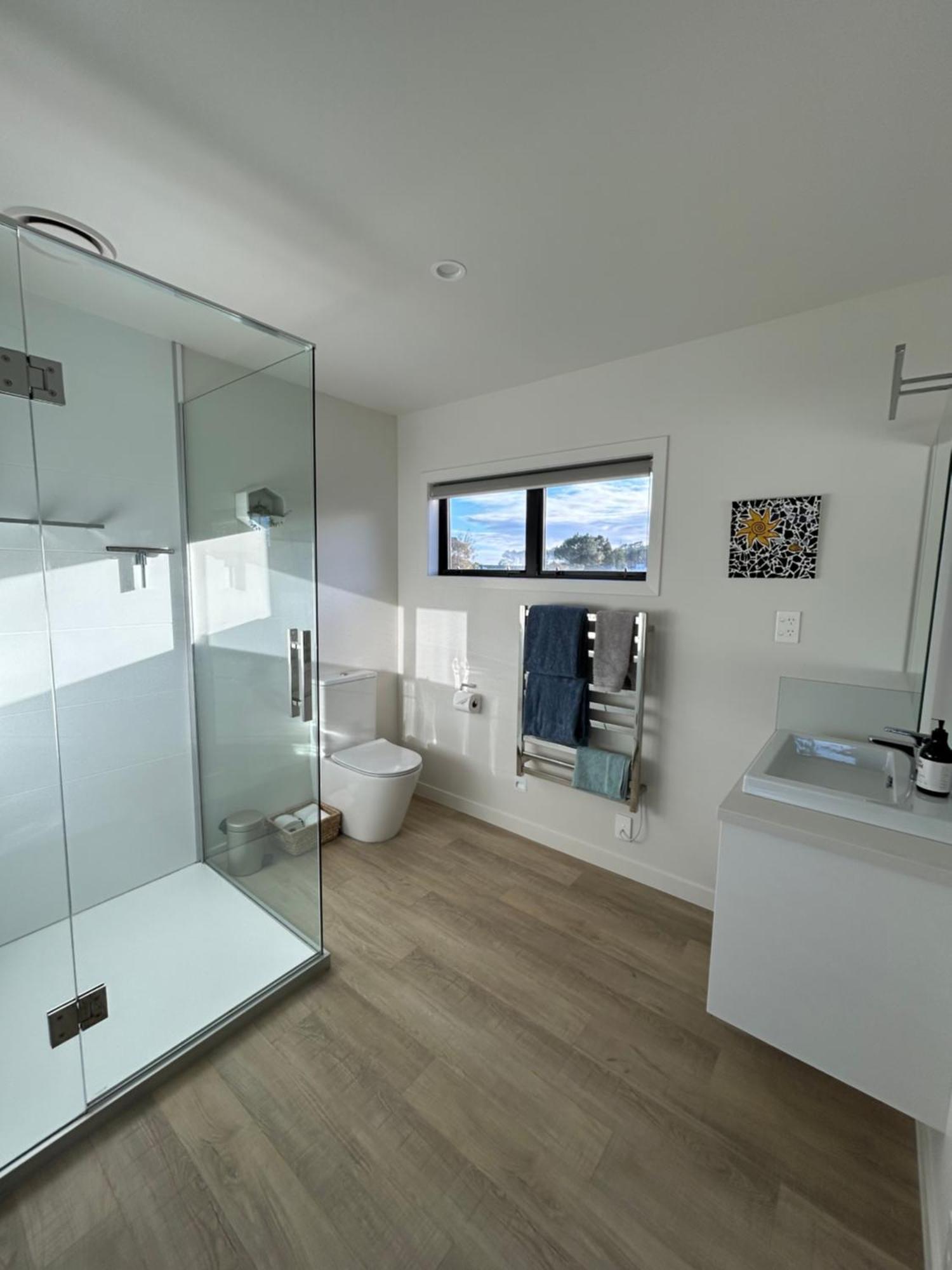 Purangi Waterfront Retreat - 2 Bedroom Cooks Beach المظهر الخارجي الصورة