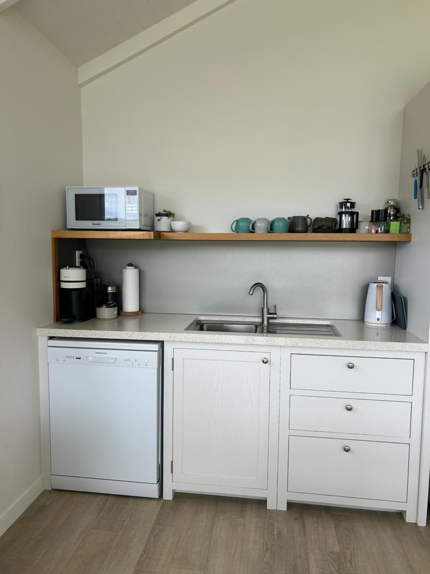 Purangi Waterfront Retreat - 2 Bedroom Cooks Beach المظهر الخارجي الصورة